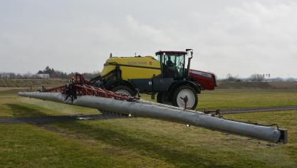 Op de spuitbomen van de getrokken en zelfrijdende spuitmachines zorgen twee turbines voor de luchtstroom die de spuitdruppels ondersteunt tijdens het spuiten.