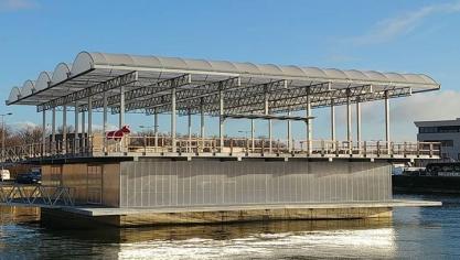 De floating farm bevind zich in Rotterdam, Europa’s grootste haven.