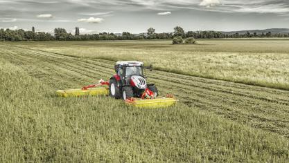 Deze Steyr Expert CVT verricht vooral goed werk tijdens het maaien, balenpersen,  lichte grondbewerking, zaai klaarleggen, planten en transport.