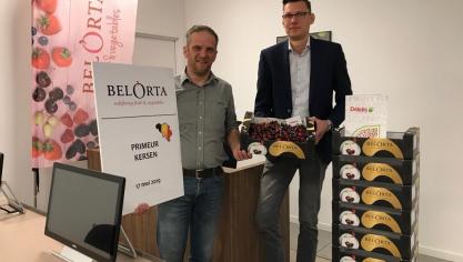 Miguel Demaeght van BelOrta en Max Verheyen van Délidis tonen de eerste kersen.