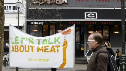 De landbouw ligt voortdurend onder druk van NGO’s zoals Greenpeace,  die gewasbescherming of veehouderij afkeuren.