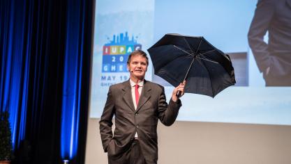 Professor David Zaruk vergelijkt het voorzorgsprincipe met een paraplu op zonnige dagen op IUPAC2019.