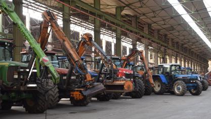 De tractoren en machines van de verzamelveiling worden in een loods in Deinze opgesteld. De veiling zelf gebeurt online.