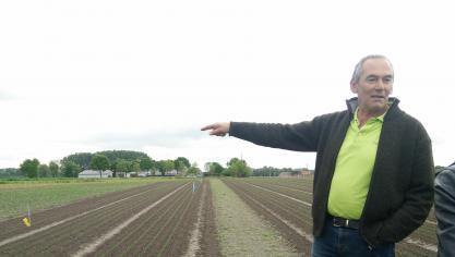 Met een gps-systeem voor mechanisch wieden beperkt Frank de doorgang tot vaste rijpaden. Op de oogstgangen heeft hij een meerjarig bloemenmengsel gezaaid.