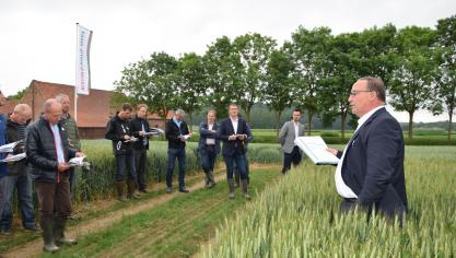 Managing & Sales Director Joris Vanmeirhaeghe loodst het publiek doorheen de rassen.