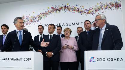 De Argentijnse president en Mercosur-voorzitter Mauricio Macri en voorzitter Jean-Claude Juncker van de Europese Commissie beklonken de handelsdeal tijdens de G20-top in Osaka.