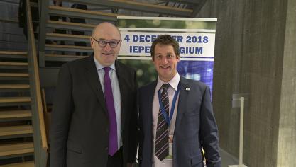 Europees landbouwcommissaris Phil Hogan (l) en voorzitter van CEJA Jannes Maes (r)