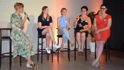 Gastvrouw Ilse Van Hoecke in gesprek met (v.l.n.r.) Celine en Evelyn Van Speybrouck, Martine Kinnart en Nancy Sercu.