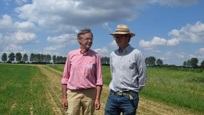 De taak van Walagri is de landbouwers, zoals Jolly  Ferdinand,  begeleiden in het teeltproces. Foto: