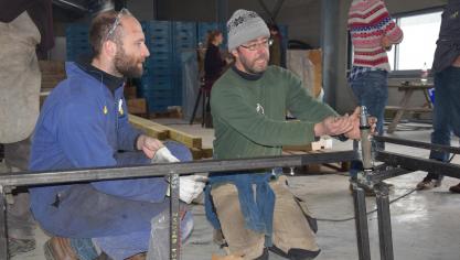 Elf landbouwers lasten gedurende vijf dagen vier werktuigdrager-wiedbed-combinaties in elkaar.