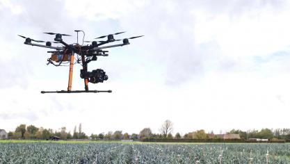 Dronebeeld waarbij de NDVI (Normalized Difference Vegetation Index) van verschillende percelen wordt weergegeven voor vier verschillende tijdstippen. De index geeft  een indicatie van de biomassa aanwezig.