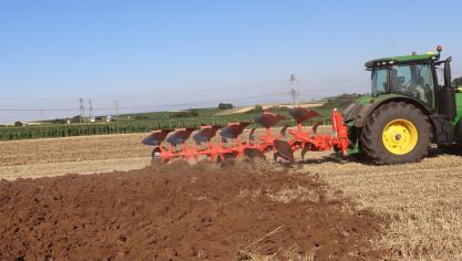 De Smart-lift is een ploeg van Kuhn waarbij de ploegscharen één na één uit de bodem liften. Het systeem bestaat al langer op ploegwedstrijden maar wordt nu toegepast op professionele ploegen met gps-sturing.