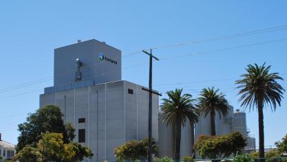 Fonterra bouwde een wereldwijd imperium op van fabrieken en melkveehouderijen, maar blijkt nu een reus op lemen voeten te zijn.