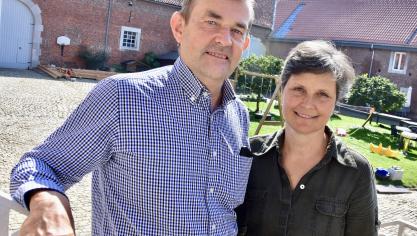 Bij Eric Jadoul (54) en Dominique Gielen (46) gaan klassieke akkerbouw en fruitteelt hand in hand met hoevetoerisme.