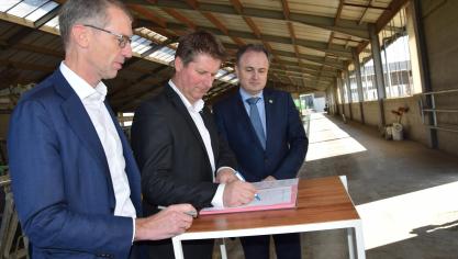 Joris Relaes, administrateur generaal ILVO, Dirk Ryckaert, voorzitter Raad van Bestuur Milcobel en Peter Koopman, CEO Milcobel (vlnr)ondertekenden het Memorandum of Understanding tussen beide partijen op het melkveebedrijf van Bart en Marijke Vanderstraeten.