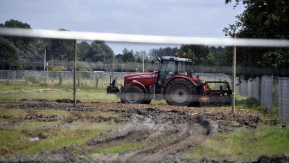 Als tractoren de weg op gaan is het meenemen van modder onvermijdelijk. Met een campagne wil West-Vlaanderen enerzijds de vervuilers wijzen op het voorkomen van modder op de weg en anderzijds weggebruikers waarschuwen door aangepaste signalisatie.