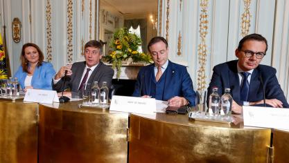Vlaams minister-president Jan Jambon lichtte samen met de partijvoorzitters Gwendolyn Rutten (Open VLD), Bart De Wever (N-VA) en Wouter Beke (CD&V) de hoofdpunten van het nieuwe Vlaams regeerakkoord toe.