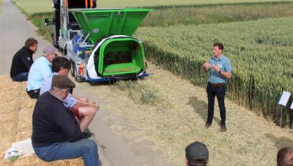 Op de ‘bkashi’-stand tijdens de Open dag op Proefboerderij Ebelsheerd legt technisch adviseur bij Agriton, Christiaan Bondt, uit welke voordelen fermenteren geeft en licht hij de meest recente Nederlandse onderzoeksresultaten toe.
