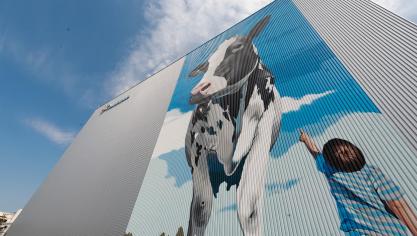 Bite Back demonstreerde bij de zuivelfabriek van FrieslandCampina in Aalter.