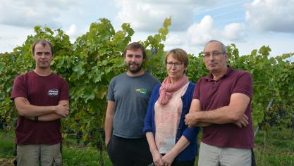 Aan het hoofd van Domaine du Chapitre vinden we van links naar rechts Guillaume, Bertrand, Annie en Etienne Hautier.