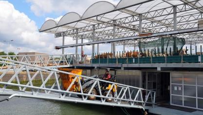 Door de loopbrug en beperkte ruimte, was de Floating Farm op zoek naar een machine met laag eigen gewicht en compacte afmetingen.