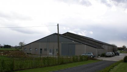 In oudere stallen en schuren zit nog veel asbest verscholen. Op de foto een willekeurig gebouw.