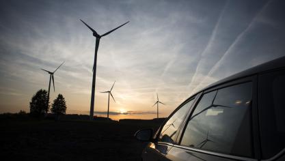 Door wind- en zonne-energie te combineren kan de landbouwer zich geleidelijk aan volledig autonoom opstellen, denken voorstanders van hernieuwbare energie.