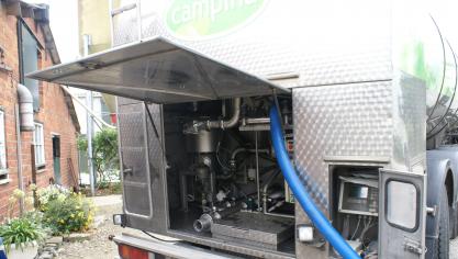 FrieslandCampina haalt in ons land bij enkele honderden boeren de melk op.