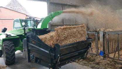 Een Zilveren Hoef voor de VDW-stroblazer. Dankzij de plaatsing van 2 kleine ventilatoren naast elkaar kon de hoogte van de machine beperkt worden. Deze ingreep verbetert het zicht.