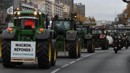 Franse tractoren rollen op zoek naar erkenning Parijs binnen.