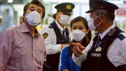 De Japanse autoriteiten hebben de controles bij havens en luchthavens, zoals op de foto bij Narita Airport, opgevoerd.