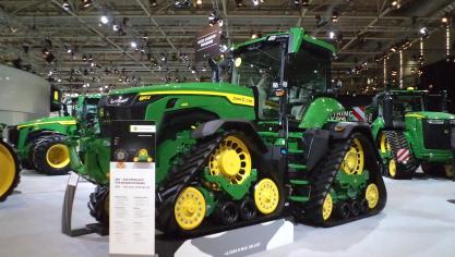 John Deere 8RX  op 4 rups- onderstellen.