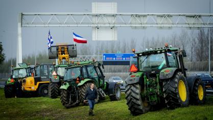 Nederlandse boeren zijn woedend over het stikstofbeleid. Hier tractoren langs de snelweg A2, vlakbij Abcoude.