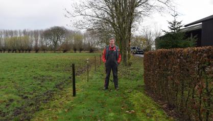 Met één voet in België en één voet in Nederland,  staat hij met beide voeten op de grond .