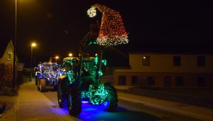 In Huldenberg ging vorige week de eerste van een reeks verlichte tractorstoeten door.