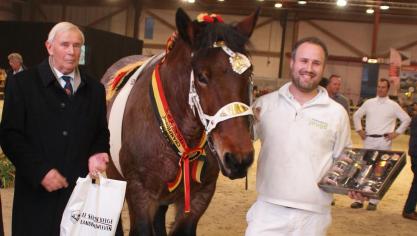 Kobe Henckens uit Maaseik werd op ‘de nationale’ door ere-voorzitter Maurits De Dobbeleer gelauwerd als trotteur van het jaar 2020.