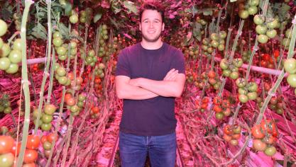 Zeger Coghe runt samen met zijn zus Sien het tomatenbedrijf Tomco op de nieuwe glastuinbouwzone in Roeselare.