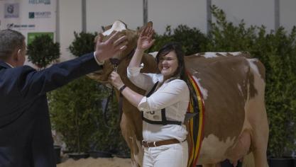 De jury feliciteert Mieke Vander Schueren met haar algemeen kampioene Annelies 8.