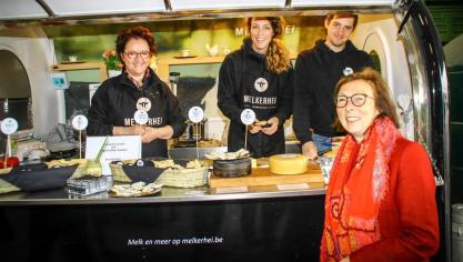 Monique Swinnen, gedeputeerde van Land- en tuinbouw in Vlaams-Brabant met de winnaars van vorig jaar, zuivelbedrijf Melkerhei.