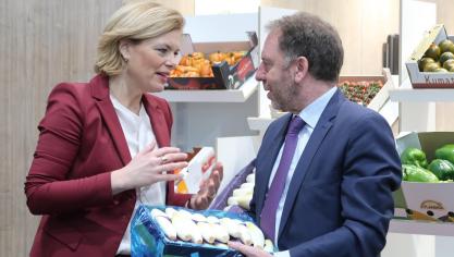 De Duitse landbouwminister Julia Klöckner (links) ontmoette tijdens de beurs VLAM-directeur Filip Fontaine.