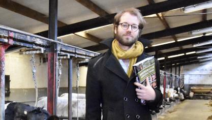 Bram Bombeek (32) heeft als N-VA-woordvoerder de politiek vaarwel gezegd en legt zich binnenkort toe op een nieuwe uitdaging: voltijds boer zijn.