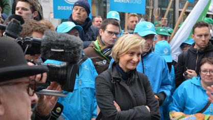Landbouwers demonstreerden vorige week donderdag voor een stevig financieel fundament onder het GLB. Vlaams landbouwminister Hilde Crevits ondersteunt de oproep.