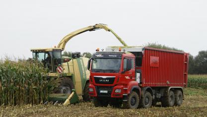 Rond het gebruik van vrachtwagens in de landbouw zijn de meningen verdeeld. De visie lijkt ons vooral afhankelijk van de belangen die gediend worden.