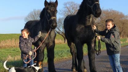 Anna van ’s Hertogendijk (rechts) en Noor van de Kerkeveldhoeve (links) met de twee kinderen Floor (links) en Jul (rechts) Adriaenssens uit Stabroek.