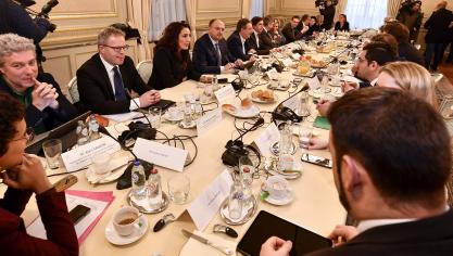De federale regering is voortdurend in overleg met de gewesten en sectoren over mogelijke maatregelen.