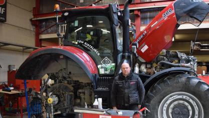 Jonas Vanden Driessche, werkplaatsverantwoordelijke bij Case IH/Steyr dealer The Ponderosa in Nazareth, gaf ons meer toelichting bij het onderhoud van een tractor.