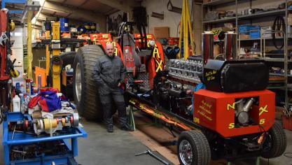 Paul Liefooghe voor zijn Mad Max Stage V tractorpuller.
