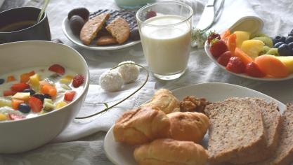 Dat melk op verschillende momenten doorheen de dag geconsumeerd kan worden, als drank of in een gerecht, bekrachtigt de slogan van de campagne: ‘Geniet van elk moment. Geniet van melk.”