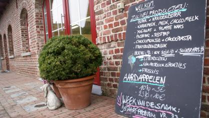 Aan de hoevewinkels staan geen wachtrijen, wat social distancing makkelijker maakt.