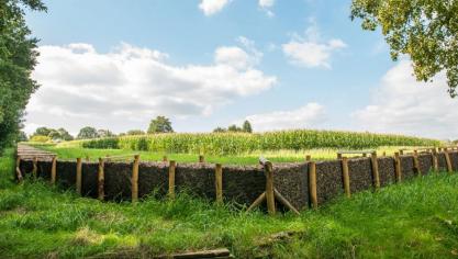 De provincie Vlaams-Brabant en de gemeente Sint-Genesius-Rode ronden een erosiebestrijdingsproject aan een landbouwperceel af.